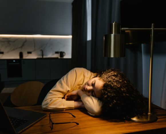 pexels-mart-production-7606069 Czy bezsenność powoduje depresję?